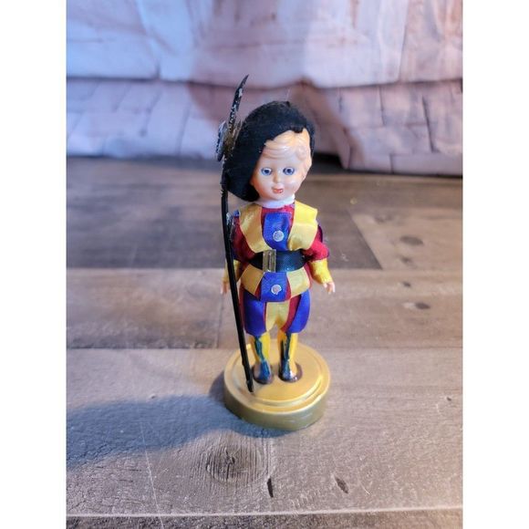 Vintage Ricardo Di Roma Italian Swiss Guard yellow purple Uniform sleep eyes dol - Picture 5 of 5